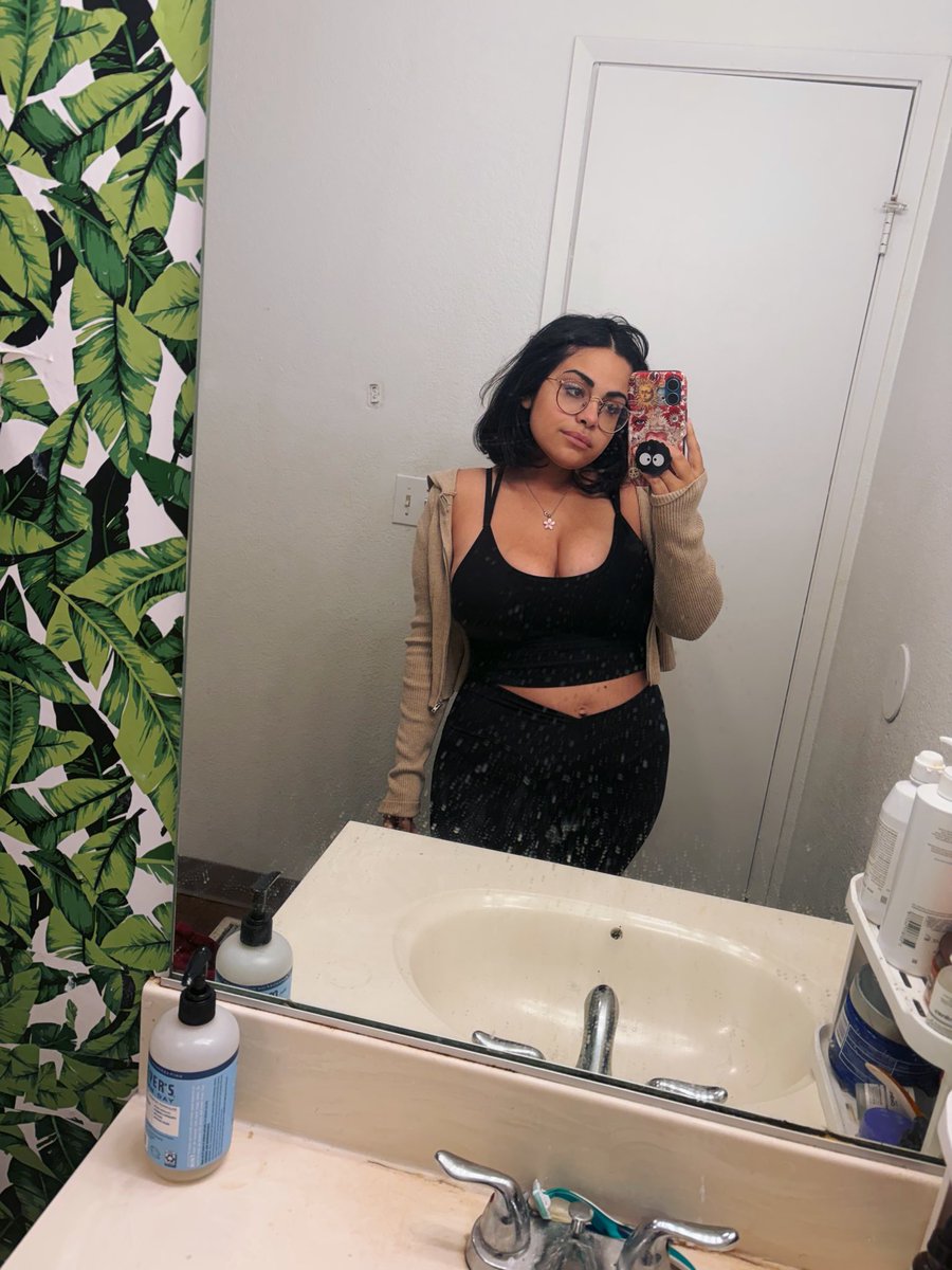 Alaaeslehc's tweet photo. If a girl ever says “I’ve literally never taken a picture of my butt before” they might be telling the truth but they aren’t MY PEOPLE. https://t.co/VBa8jdtrPp