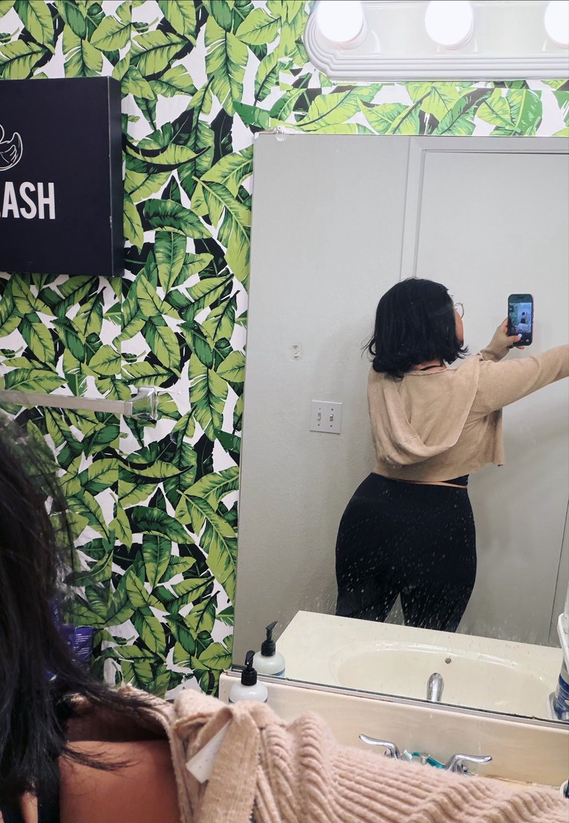 Alaaeslehc's tweet photo. If a girl ever says “I’ve literally never taken a picture of my butt before” they might be telling the truth but they aren’t MY PEOPLE. https://t.co/VBa8jdtrPp