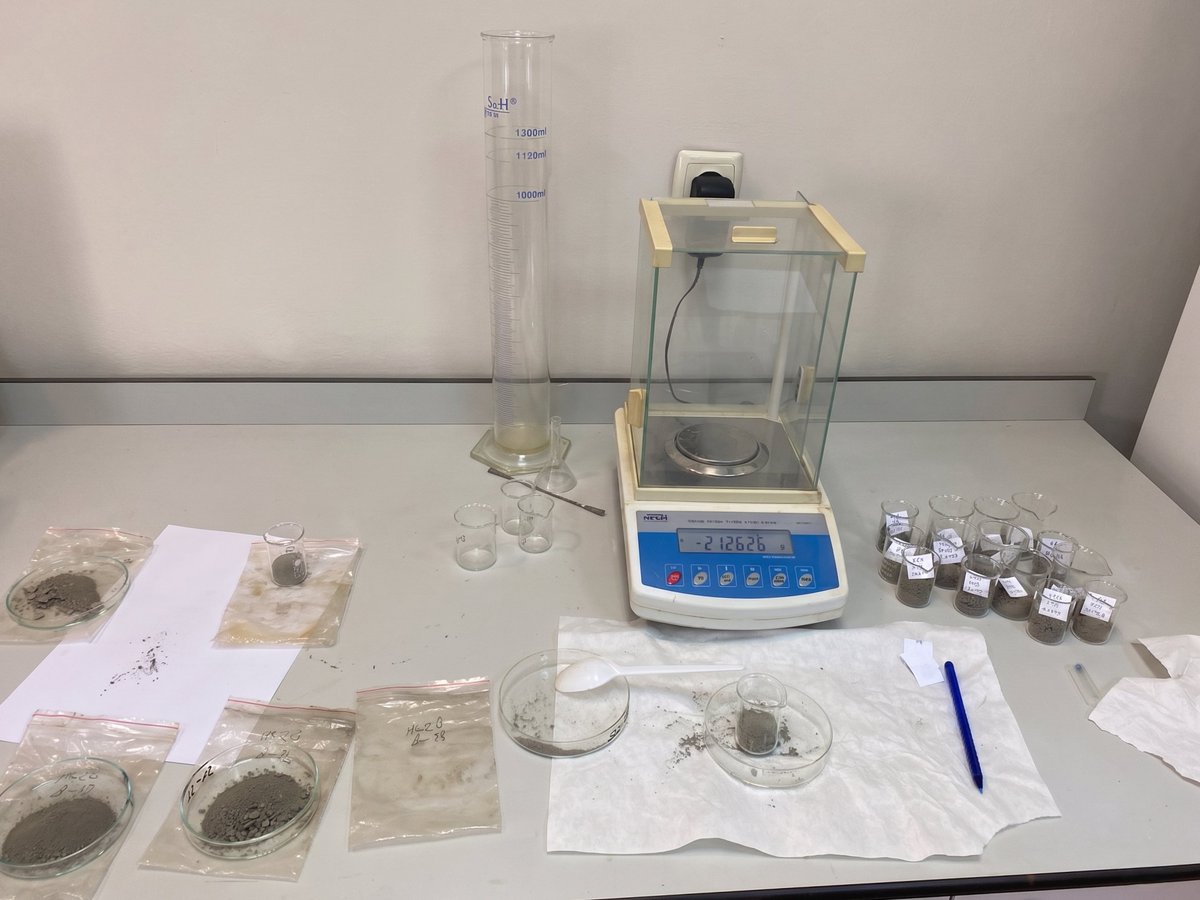 MarmaraMP's tweet photo. Sedimentin Yaşı! ⏳🔬

Kor kesitlerindeki plastikler hangi yıla ait?" Sorusunu cevaplamak için Ege Üni. Nükleer Bilimler Enstitüsü'nde sediment dilimlerimizi peletleyerek yaş tayini yapıyoruz. 📊

🇬🇧 Dating our sediment cores at Ege Univ. Nuclear Sciences Institute. https://t.co/ZUiuABlA8f