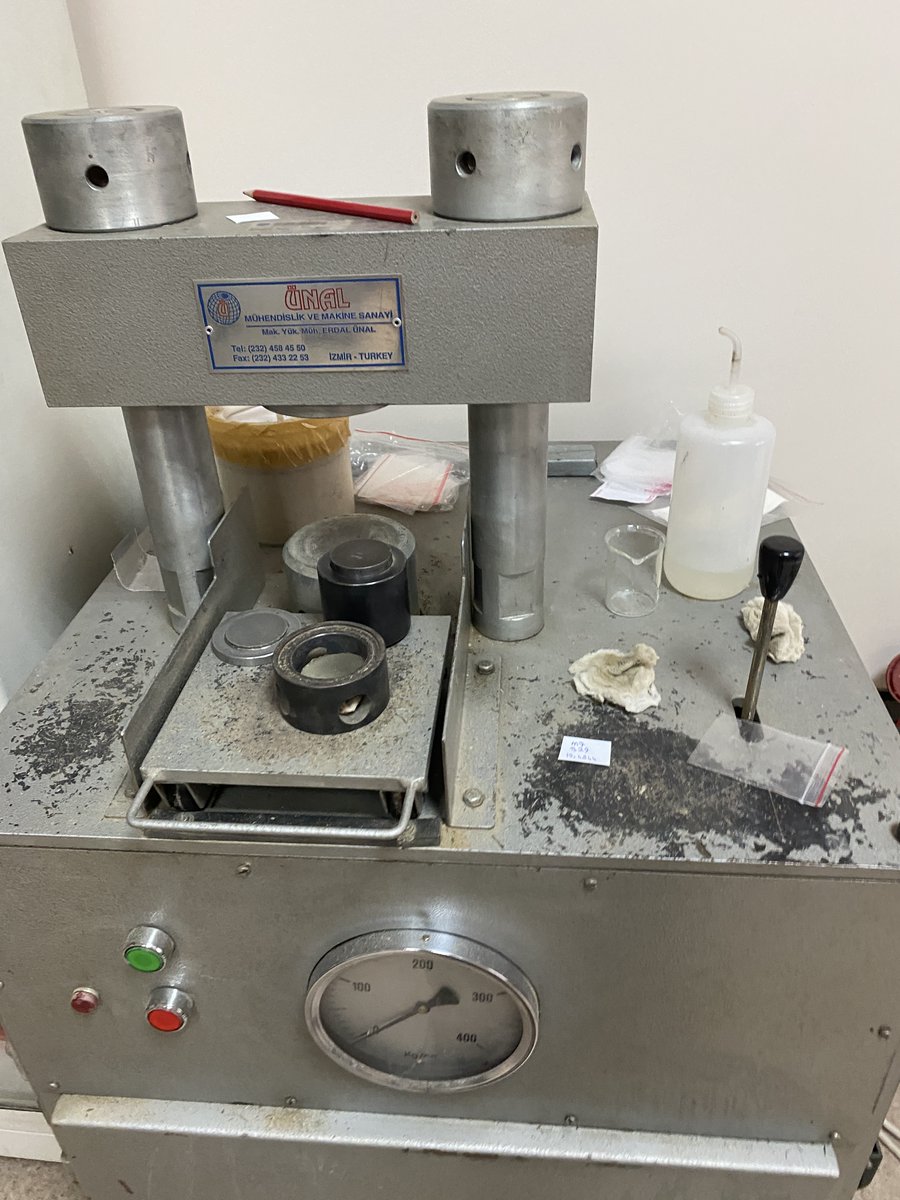 MarmaraMP's tweet photo. Sedimentin Yaşı! ⏳🔬

Kor kesitlerindeki plastikler hangi yıla ait?" Sorusunu cevaplamak için Ege Üni. Nükleer Bilimler Enstitüsü'nde sediment dilimlerimizi peletleyerek yaş tayini yapıyoruz. 📊

🇬🇧 Dating our sediment cores at Ege Univ. Nuclear Sciences Institute. https://t.co/ZUiuABlA8f