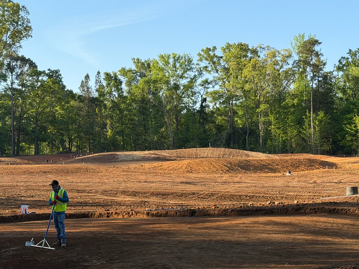 TotalTurfGS's tweet photo. Progress continues on the Par 3 course at @oldeeight, with shaping taking form and greens construction moving forward. Irrigation is close behind, keeping the project on track as we work toward having grass on the ground by early May. 

Stay tuned! https://t.co/hL612K7Cju