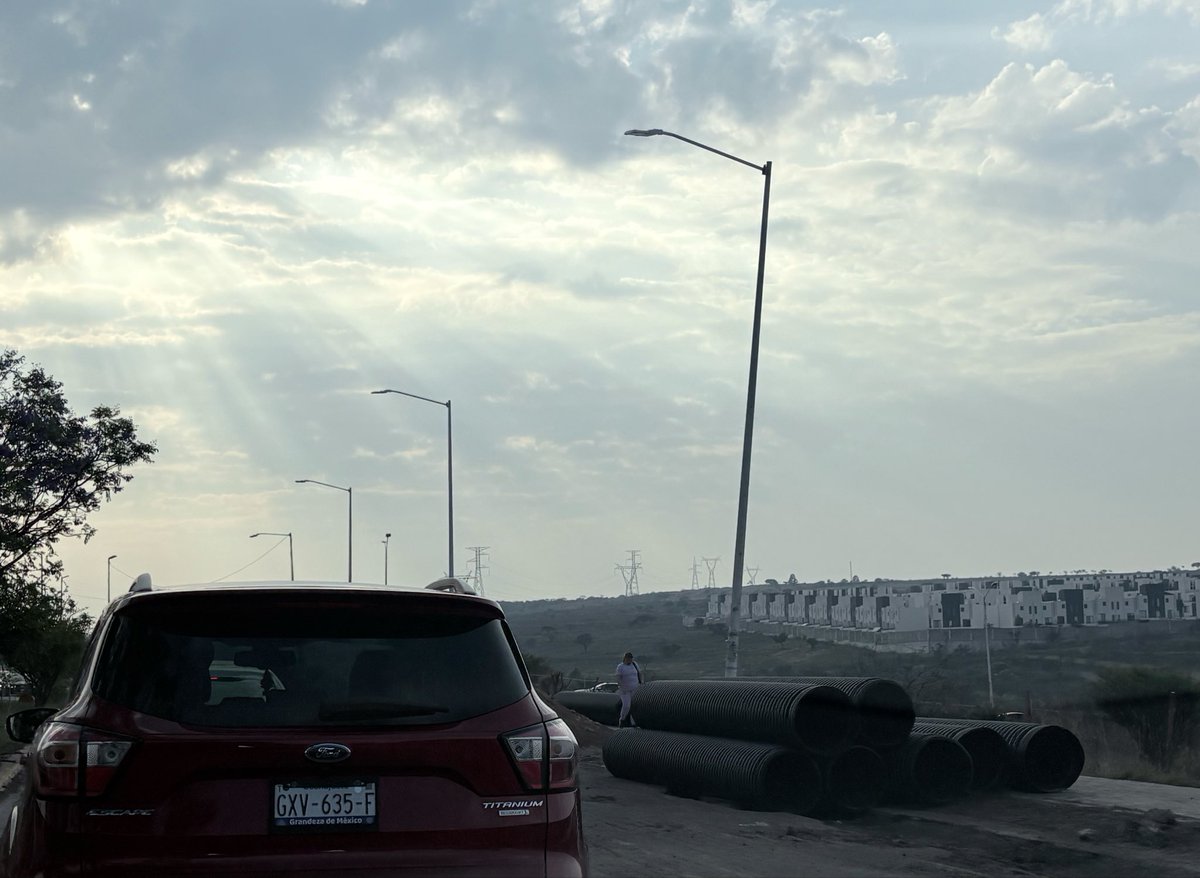 MrSerranito7's tweet image. Pues que creen, el vaquero @RodMonsalvoC de #ElMarques aún no termina la obra y los embotellamientos siguen al igual que los cráteres en la zona. #Dia10 después de vacaciones y +30 desde que iniciaron, que necesitan PARA DAR SOLUCIÓN  @mpio_El_Marques ?  DINERO? #Queretaro