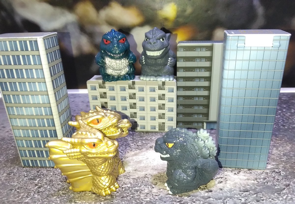 久しぶりに沢山集めた指人形達を出してみるか～❗っと思ったのですが……べ、べたつき✋と臭い👃が……😱😱😭そっと仕舞いました🙇いつか洗ってあげないとな😥
（ゴジラ）
（ミニソフビクロニクル）
（SOFVI DOLL）