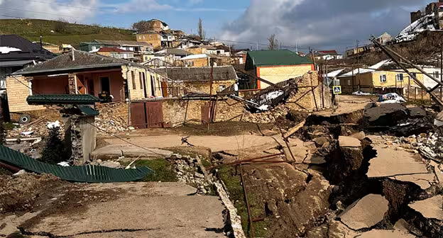 CaucasianKnotEn's tweet image. After a landslide, residents of seven villages in the Charodinsky District were left without transportation. The total number of blocked settlements in #Dagestan has risen to 15.

#emergency #news #Caucasus 

More: eng.kavkaz-uzel.eu/articles/74658