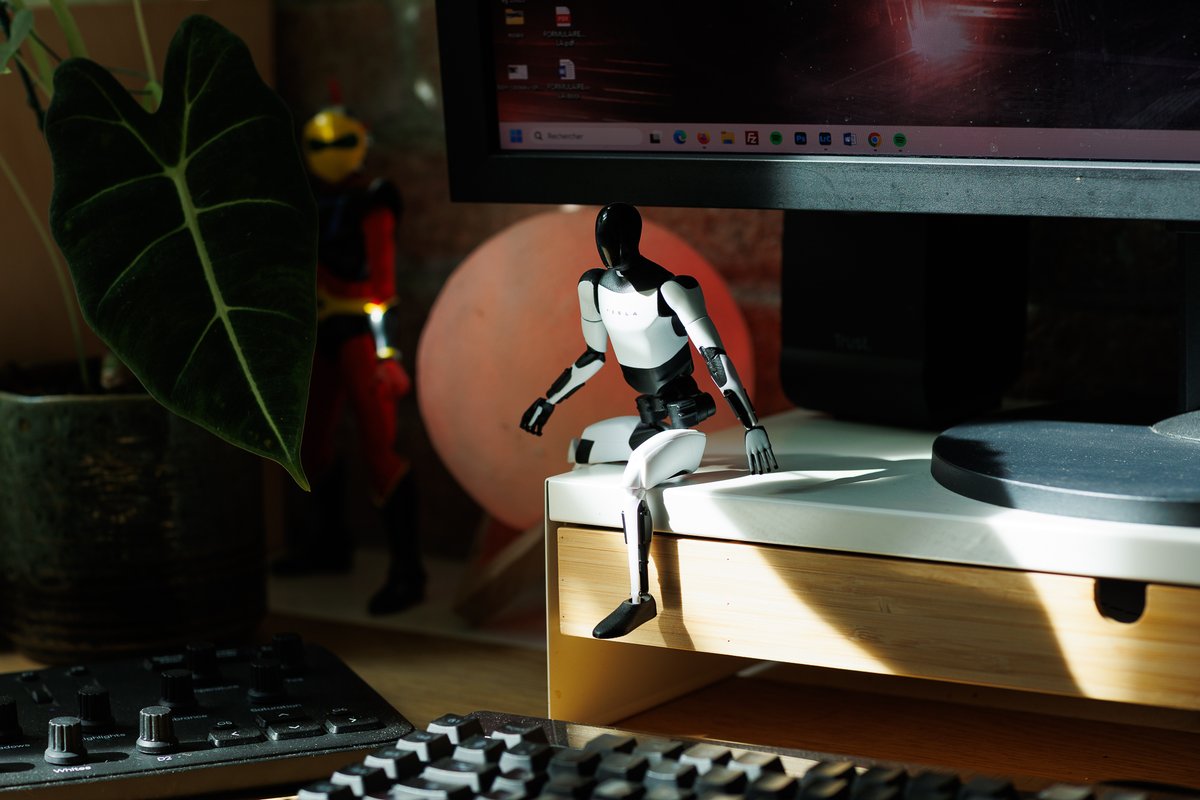 denisbaudry's tweet photo. En attendant d'avoir le vrai, je me suis offert la figurine #optimus https://t.co/yTJWqMK4WW