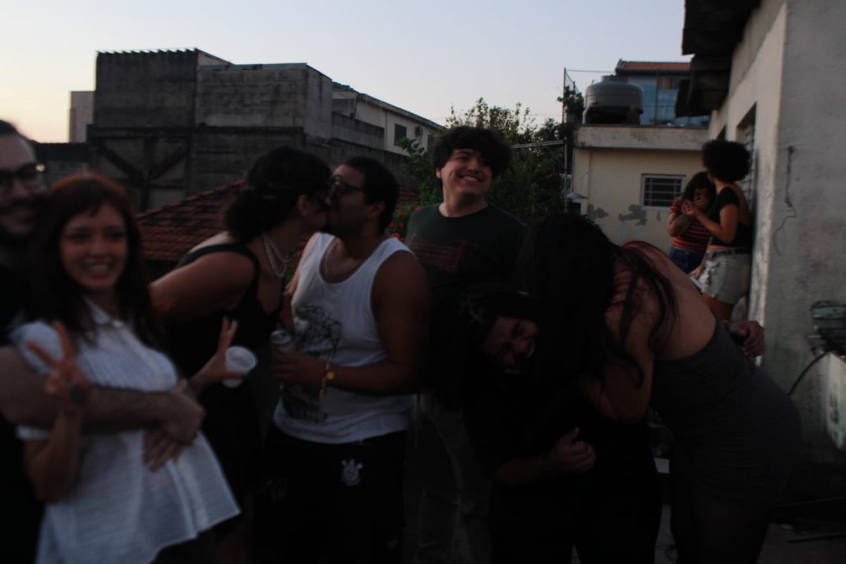 eu e <a href="/bombomdepacocaa/">leticia fofase da silva</a> ali atrás fofocando que coisa linda