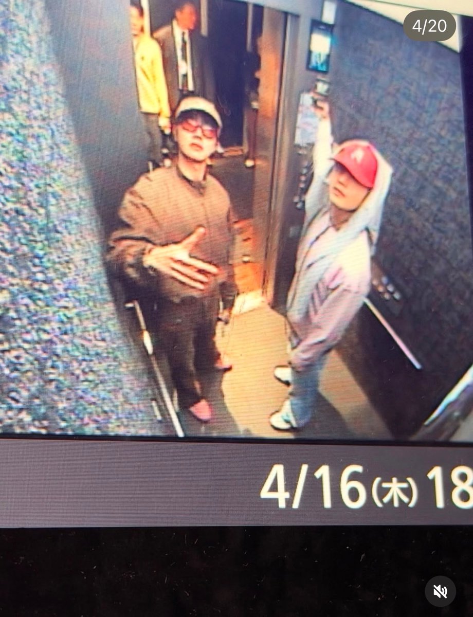 jhopenews's tweet image. 📸| Deixa ele com o Hobi hyung dele!
#jhope aparece em novas fotos divulgadas pelo #V (thv)

Um amorzinho eles dois! ✨