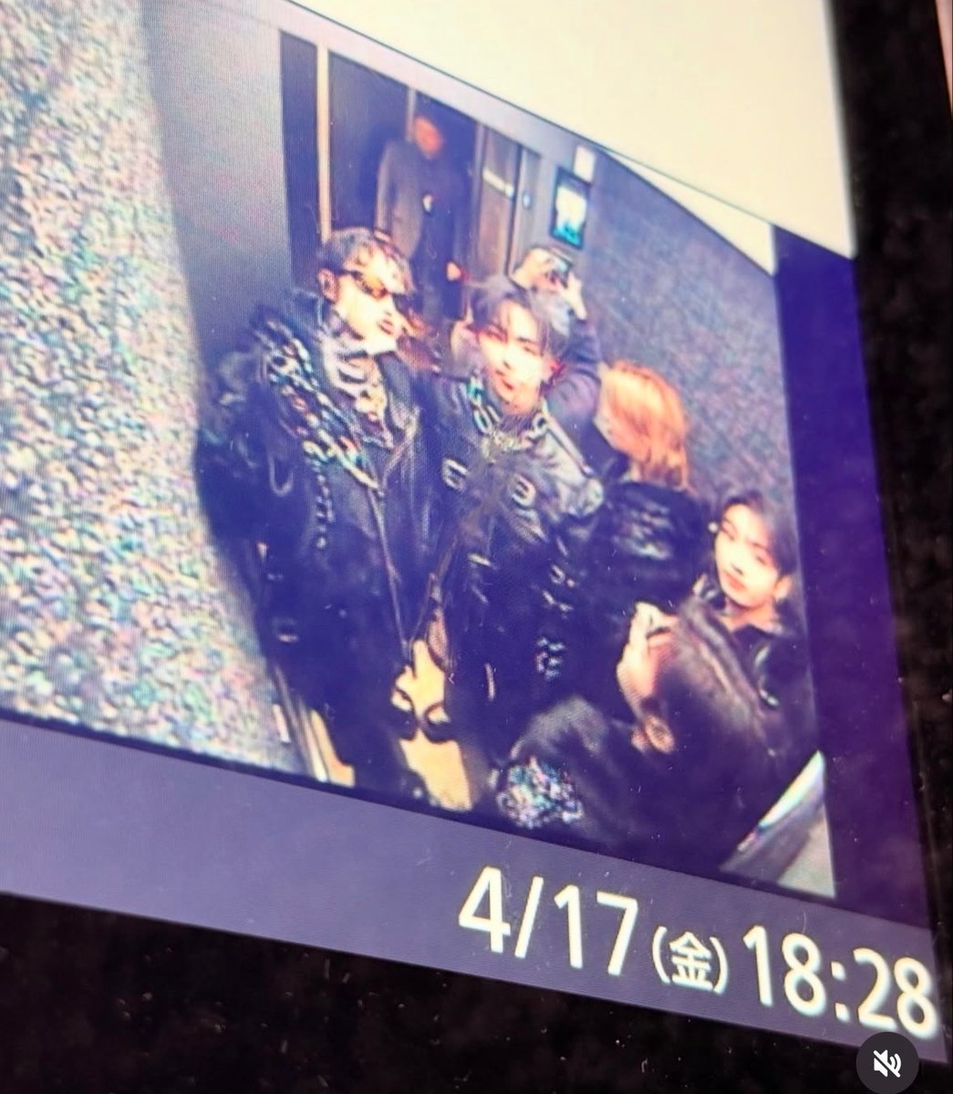 jhopenews's tweet image. 📸| Deixa ele com o Hobi hyung dele!
#jhope aparece em novas fotos divulgadas pelo #V (thv)

Um amorzinho eles dois! ✨