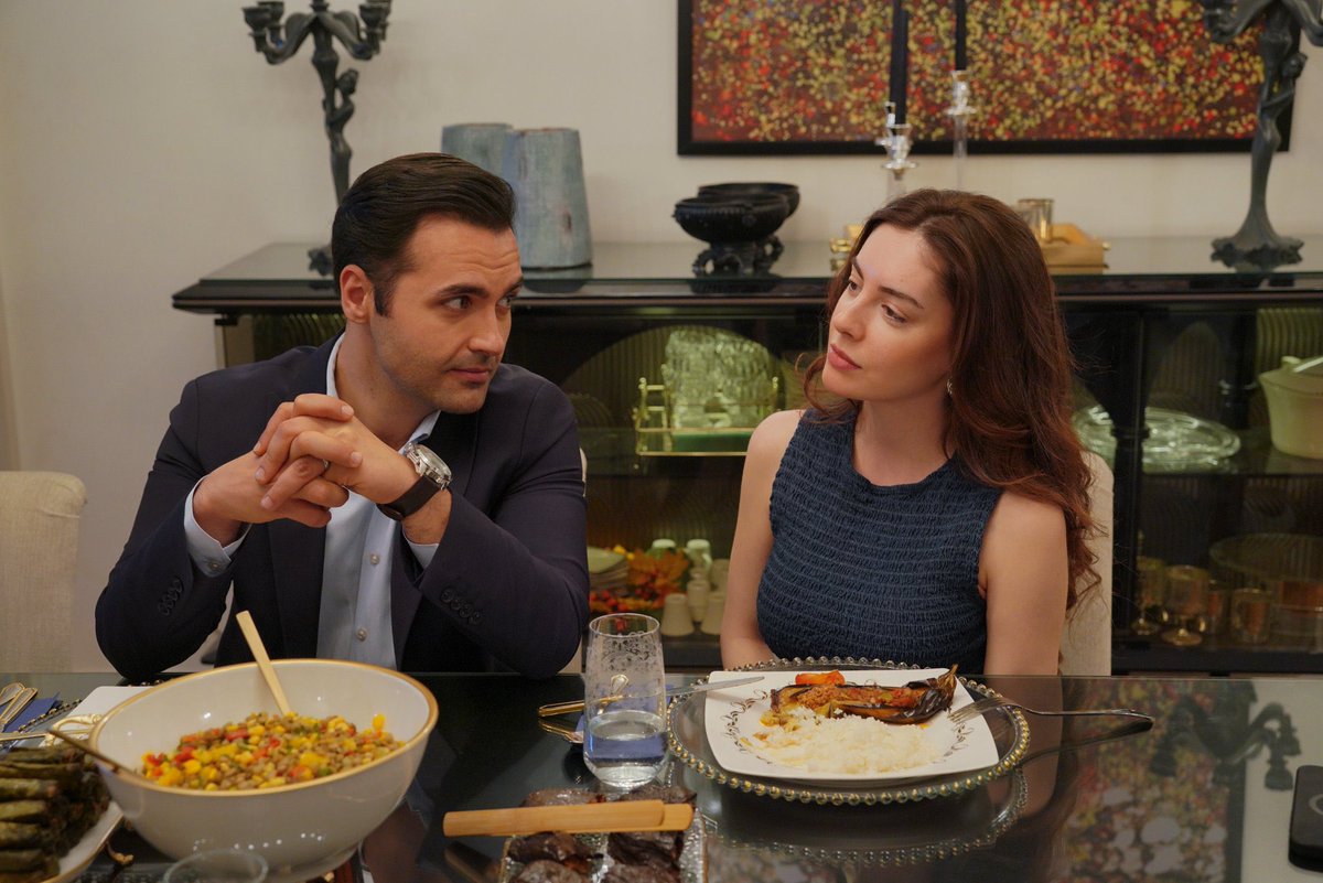 #KızılcıkŞerbeti 134.Bölüm Özeti ve Kareleri...

Cemo'yu yolcu ederken Abdullah'la karşılaşan Tuncay her şeyi itiraf etmek zorunda kalır. Abdullah hem çok kızmış hem de oğlu için çok üzülmüştür. Almanya’ya gitmekten vazgeçer, eve döner ve Fatih ile yüzleşir. Bu durumu asla kabul