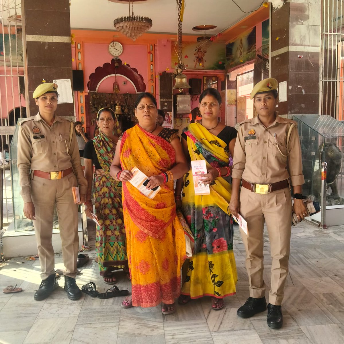 मिशन शक्ति अभियान 5.0 के द्वितीय चरण के अन्तर्गत थाना कोतवाली सदर की महिला शक्ति टीम द्वारा जागरूकता अभियान चलाकर महिलाओं को जागरूक कर विभिन्न हेल्पलाइन नम्बरों से अवगत कराया गया।#MissionShakti5 #MissionShaktiUPP #UPPolice
<a href="/Igrangelucknow/">IG Range Lucknow</a>
<a href="/wpl1090/">Women & Child Security Org 1090 | UP Police</a>
#नारी_सुरक्षा_सम्मान_स्वावलंबन