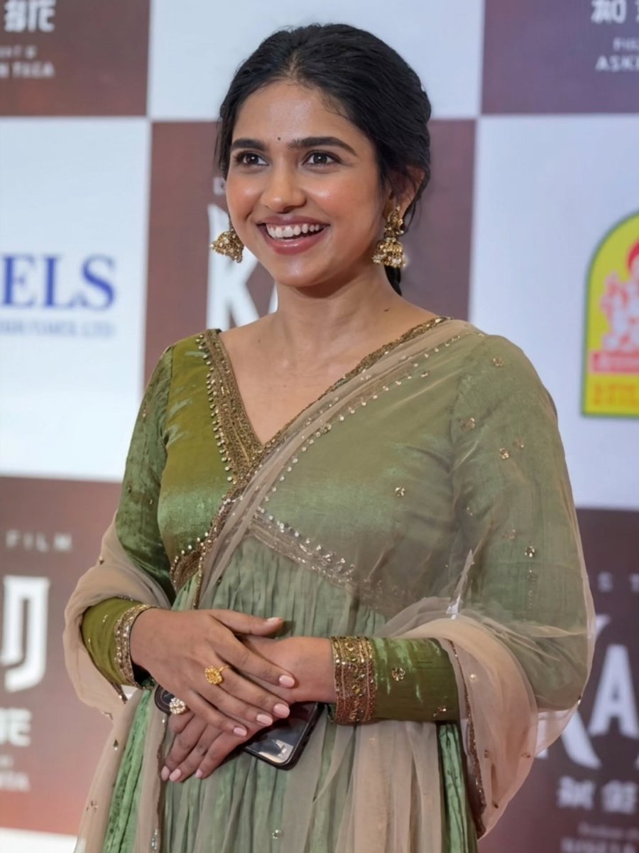 Sudhav143's tweet image. Spotted: Mamitha Baiju absolutely glowing in olive green at her latest event. From Premalu to our hearts, she continues to redefine grace with that infectious smile! 💚
​#MamithaBaiju #Premalu #Mollywood