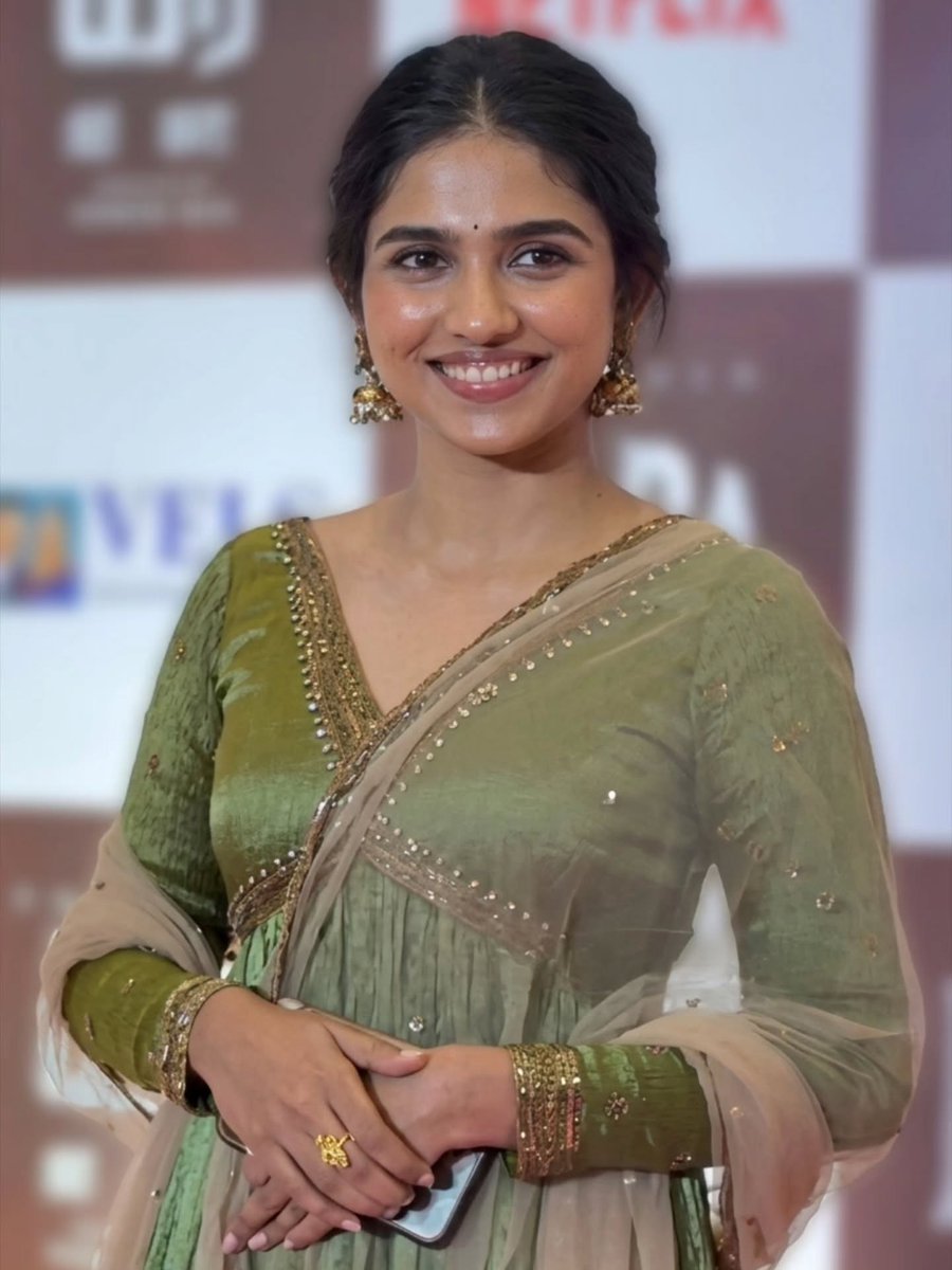Sudhav143's tweet image. Spotted: Mamitha Baiju absolutely glowing in olive green at her latest event. From Premalu to our hearts, she continues to redefine grace with that infectious smile! 💚
​#MamithaBaiju #Premalu #Mollywood