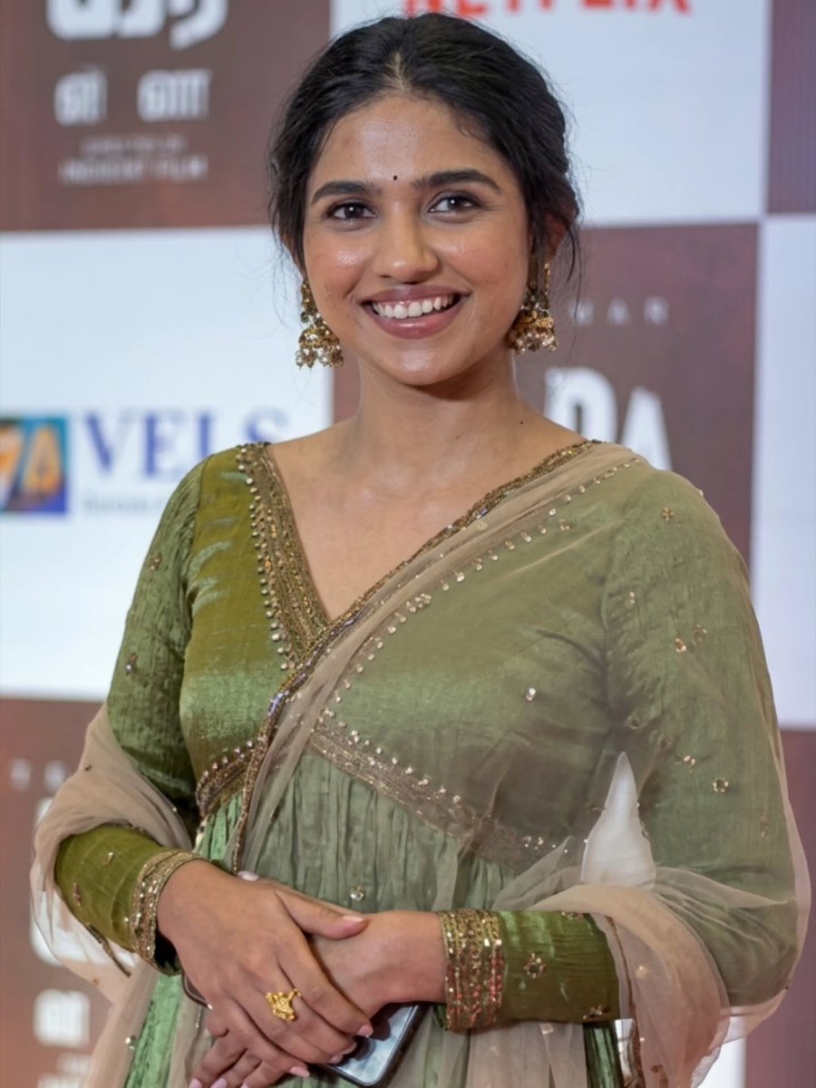 Sudhav143's tweet image. Spotted: Mamitha Baiju absolutely glowing in olive green at her latest event. From Premalu to our hearts, she continues to redefine grace with that infectious smile! 💚
​#MamithaBaiju #Premalu #Mollywood