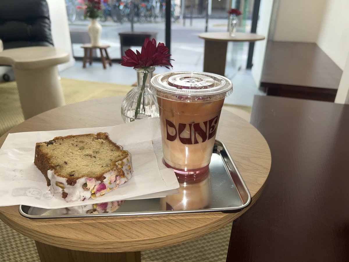Pitié allez goûter le latte café de noyaux de datte à la rose de chez dune avec leur cake, c’est trop trop bon