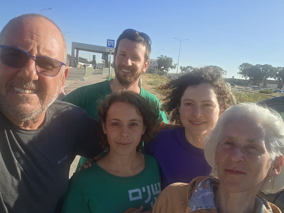 שוחררו!
כפי שנוכחנו היום, משטרת ישראל מכירה את הדרך לבסיס שדה תימן ואפילו יודעת לעצור מוחים שאינם בצד של השר על המפה הפוליטית.
עו״ד יוני נוסבאום נסע דרומה ולא לעשות על האש.
תנאי השיחרור הרחקה ל-5 יום ק״מ אחד מבסיס שדה תימן.
הטלפונים שלהם נתפסו והחזרתם תטופל ע״י עו״ד שרה חביב