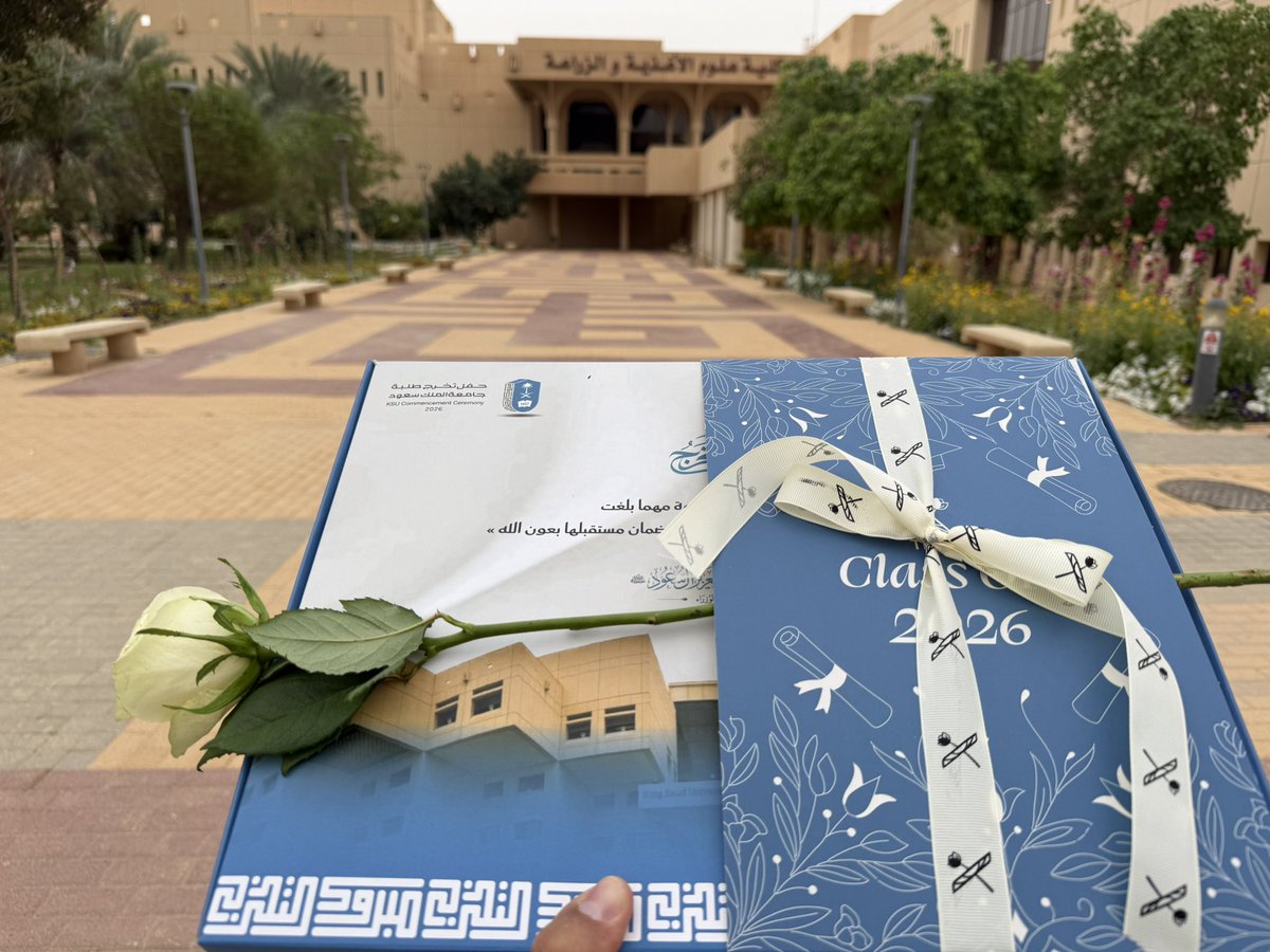 1987Mah's tweet photo. هدية من جامعة الملك سعود لطلابها الخريجين 🎓🌱
لفتة جميلة تعبّر عن فخر الجامعة بأبنائها وبداية مرحلة جديدة مليئة بالإنجازات
#جامعة_الملك_سعود 
#جامعة_الملك_سعود #تخرج_2026 #فخورين_بكم https://t.co/Ll0TLpd6wA