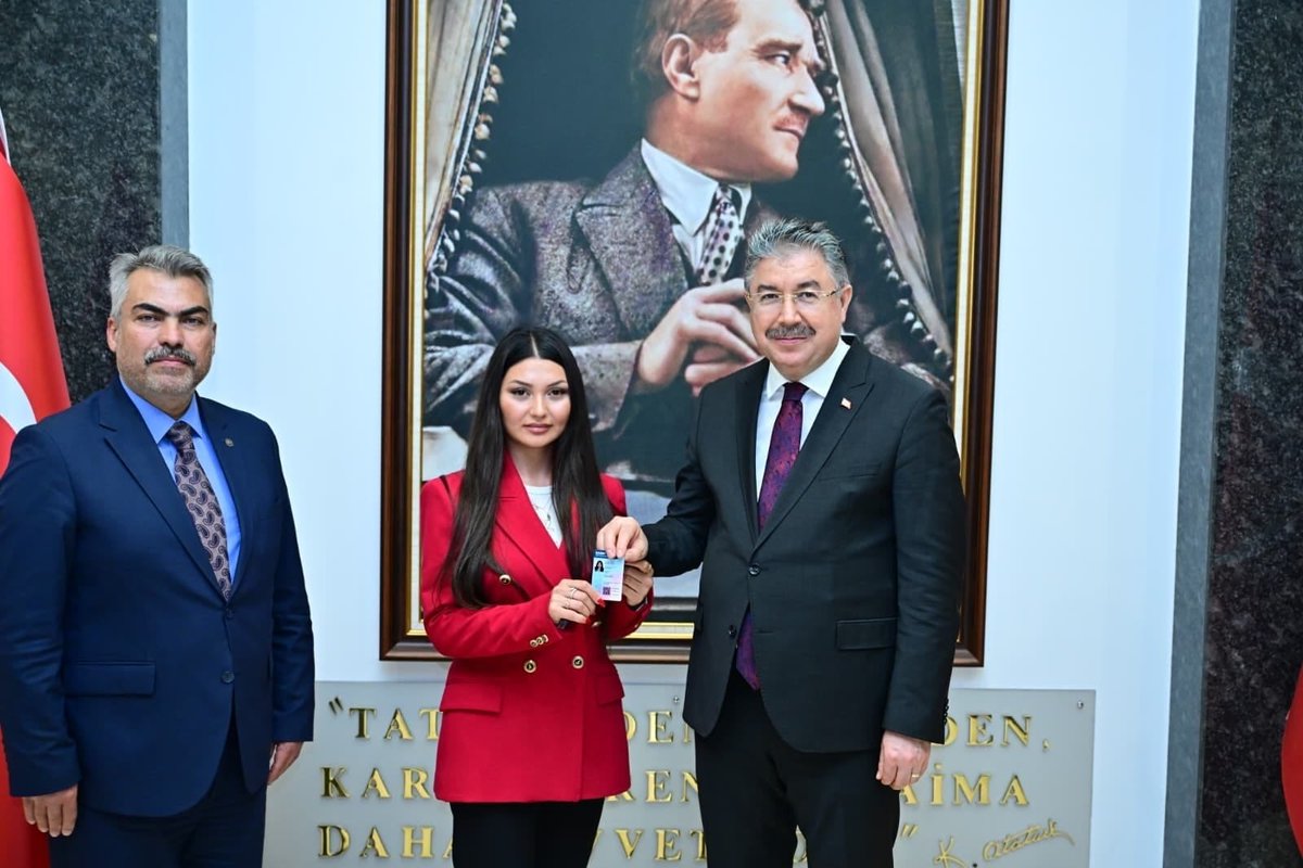 eskvaliligi's tweet photo. Cumhurbaşkanlığı İletişim Başkanlığı tarafından 2026 yılının ilk Basın Kartı Komisyonu toplantısının ardından Eskişehir’de 4’ü Sürekli Basın Kartı, 6’sı Göreve Bağlı Basın Kartı olmak üzere toplam 10 basın mensubuna kartları Dr. Erdinç Yılmaz tarafından takdim edildi.
Eskişehir Valiliği'nde düzenlenen programa Uğur Ülgen'de katılarak bilgilendirme yaptı.
Programda konuşan Vali Yılmaz, basın mensuplarını tebrik ederek, “Basın kartı almaya hak kazanan tüm arkadaşlarımızı gönülden kutluyorum. Aranızda uzun yılların emeğiyle Sürekli Basın Kartı almaya hak kazanan meslektaşlarımız olduğu gibi, ilk kez bu karta sahip olan basın çalışanlarımız da bulunuyor. Her birinizin kartlarının hayırlı olmasını temenni ediyorum.
Basın mensuplarımız, kamuoyunun doğru ve tarafsız bilgiye ulaşmasında çok önemli bir görev üstlenmektedir. Gazetecilik; emek, özveri ve büyük sorumluluk isteyen kıymetli bir meslektir. Şehrimizin ve ülkemizin gelişimine sunduğunuz katkılar dolayısıyla sizlere teşekkür ediyorum.” dedi.
@DrErdincYILMAZ1 
#Eskişehir