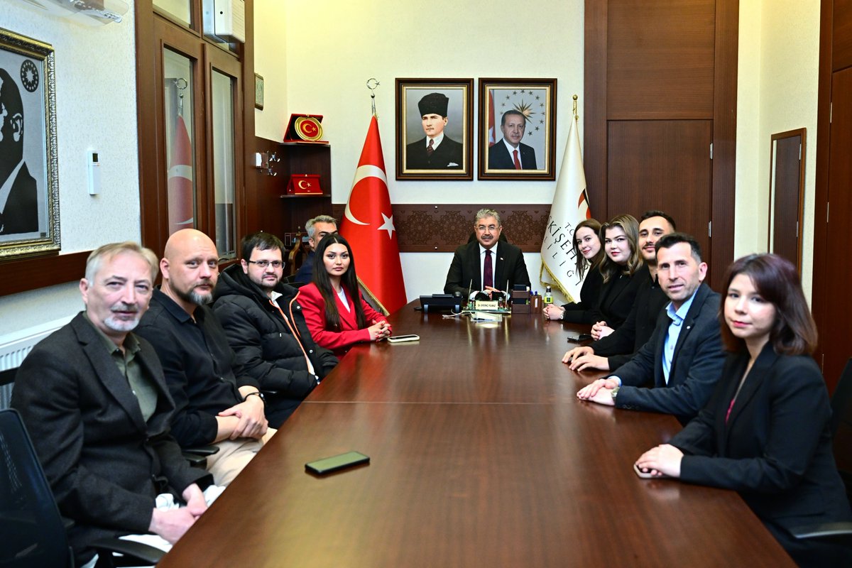 eskvaliligi's tweet photo. Cumhurbaşkanlığı İletişim Başkanlığı tarafından 2026 yılının ilk Basın Kartı Komisyonu toplantısının ardından Eskişehir’de 4’ü Sürekli Basın Kartı, 6’sı Göreve Bağlı Basın Kartı olmak üzere toplam 10 basın mensubuna kartları Dr. Erdinç Yılmaz tarafından takdim edildi.
Eskişehir Valiliği'nde düzenlenen programa Uğur Ülgen'de katılarak bilgilendirme yaptı.
Programda konuşan Vali Yılmaz, basın mensuplarını tebrik ederek, “Basın kartı almaya hak kazanan tüm arkadaşlarımızı gönülden kutluyorum. Aranızda uzun yılların emeğiyle Sürekli Basın Kartı almaya hak kazanan meslektaşlarımız olduğu gibi, ilk kez bu karta sahip olan basın çalışanlarımız da bulunuyor. Her birinizin kartlarının hayırlı olmasını temenni ediyorum.
Basın mensuplarımız, kamuoyunun doğru ve tarafsız bilgiye ulaşmasında çok önemli bir görev üstlenmektedir. Gazetecilik; emek, özveri ve büyük sorumluluk isteyen kıymetli bir meslektir. Şehrimizin ve ülkemizin gelişimine sunduğunuz katkılar dolayısıyla sizlere teşekkür ediyorum.” dedi.
@DrErdincYILMAZ1 
#Eskişehir
