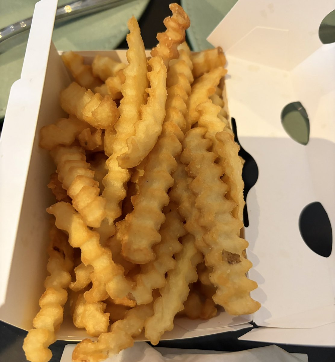 Shake Shack, né à New York en 2004, s’impose comme le fast-food “premium” avec ses burgers, frites et milk-shakes revisités 🍔

installé en Asie Moyen-Orient, peu  en Europe. Londres plus fournie avec une dizaine de restaurants.

Et la France ? Toujours aucun Shake Shack 🇫🇷