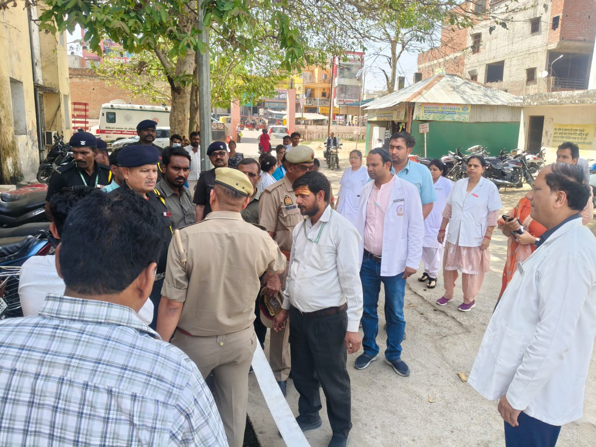 दिनांक 22-4-2026 को महानिदेशक अग्निशमन तथा आपात सेवा उ0प्र0 महोदय के आदेशानुसार स्कीम संख्या-03 के अंतर्गत मुख्य अग्निशमन अधिकारी कौशाम्बी महोदय के निर्देशन में हॉस्पिटल/नर्सिंग होम भवनों का फायर ऑडिट किया गया। साथ ही आग बुझाने व सुरक्षित पलायन की जानकारी दी गई।
#firesafety