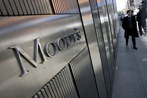businessamfr's tweet image. La dégradation de la note de Moody’s touche désormais également la Flandre, la Wallonie et la Communauté française fr.businessam.be/la-degradation… #Belgique #Moodys #notationcredit #Flandre #Wallonie
