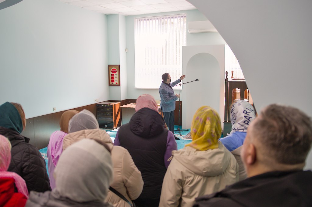 amulifeislam's tweet photo. قام اليوم طلاب من جامعة قوات الدفاع الأوكرانية بزيارة تعريفية إلى جمعية مسلمي أوكرانيا. 

وأطلع رئيس الجمعية، الشيخ سليمان خير الله، الضيوف على نشأة الإسلام، ومهمة النبي محمد (صلى الله عليه وسلم)، وأسس الشريعة الإسلامية. كما تعرف الضيوف على مسار الإسلام إلى أوكرانيا. https://t.co/ljBC57zzfO