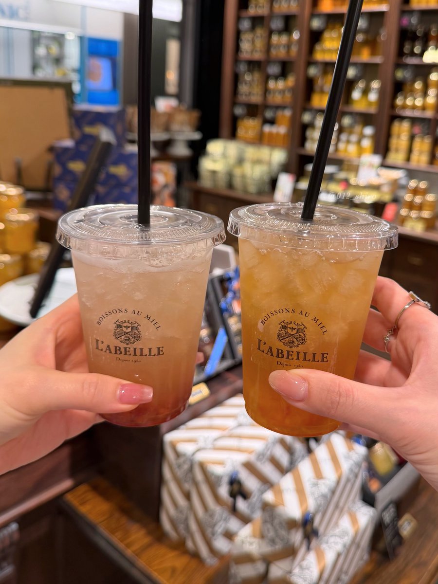 東京駅行くたびにラベイユに通ってしまう。
勝手に世界一美味しいはちみつドリンクだと思ってます、今回ははちみつオレンジの紅茶割り(写真右側)にしたけど大正解でした……