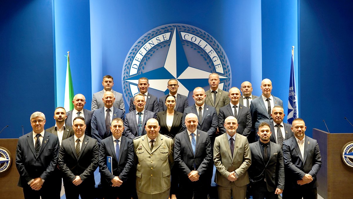 NATO_DefCollege's tweet image. 🤝The NDC welcomed a delegation from the 🇦🇱 Defense and Security College.

🎓 Beyond a tour of the premises, the discussions underscored the NDC’s mission &amp;amp; activities as @NATO's premier strategic-level institution, preparing future military and civilian #leaders.

#WeAreNATO