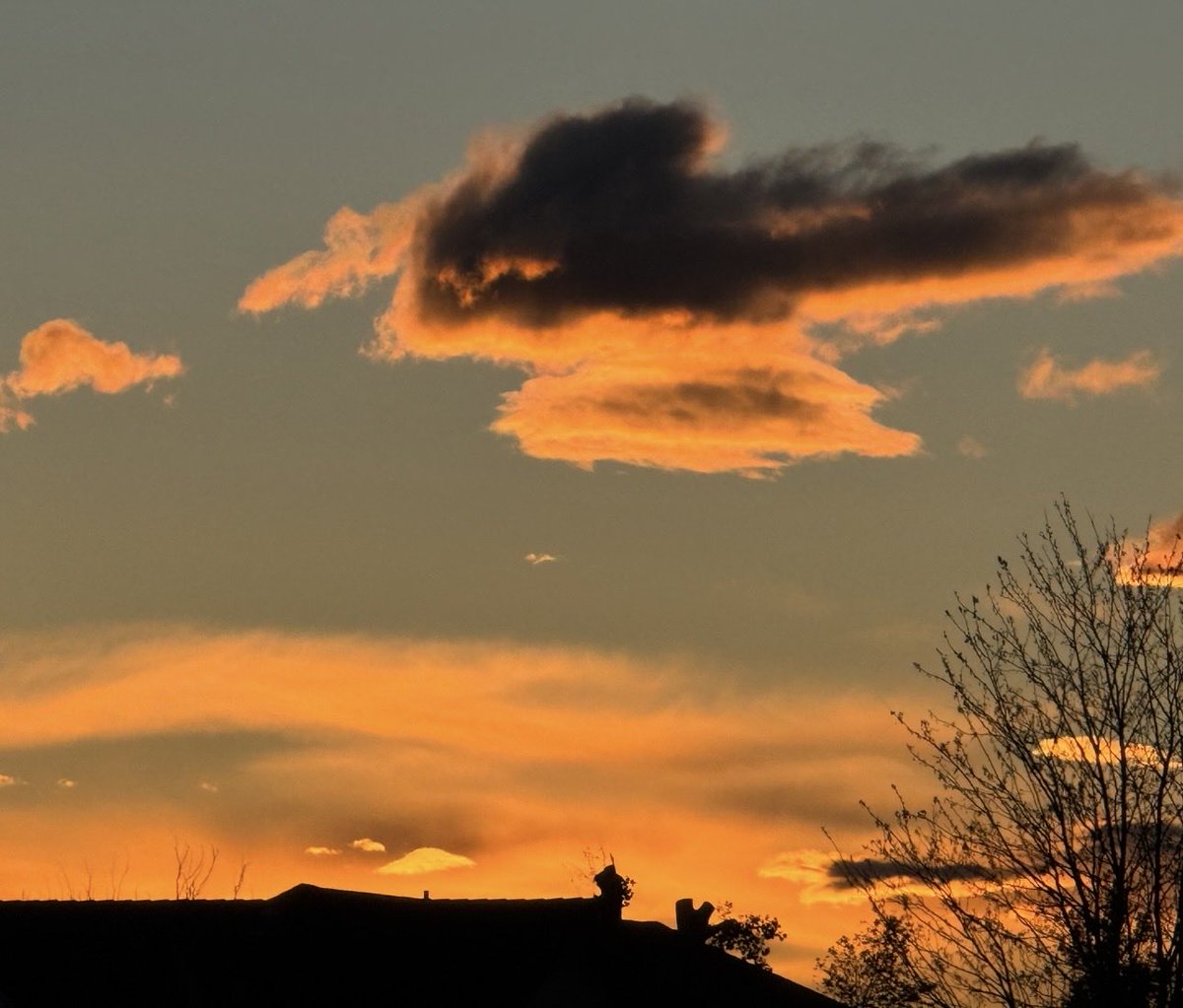 jonimarielew's tweet image. Before sunrise… Interesting colors this morning. #Nevada #desert #clouds #skies #sunrise #orange #eye