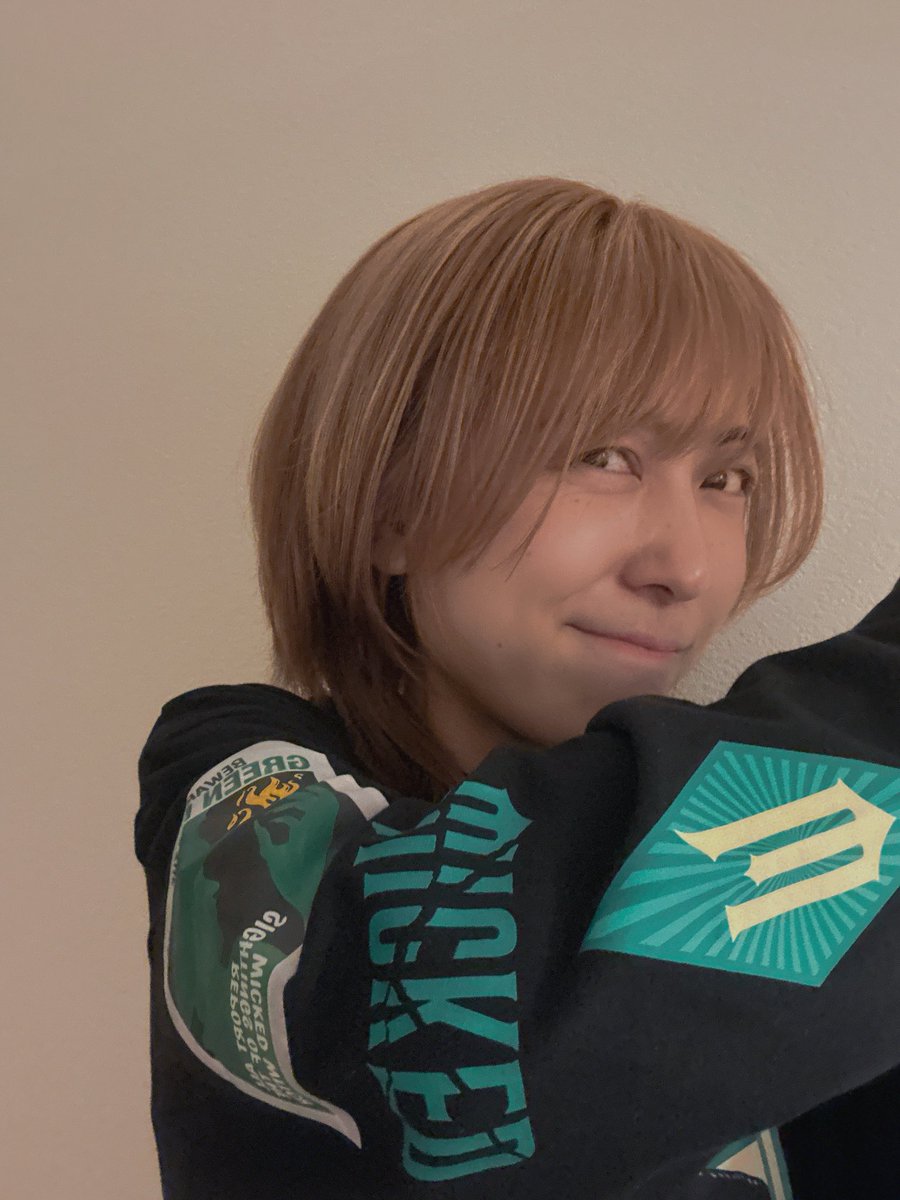 #宇宙食堂 #銀河系ホームレス に向けて準備やら稽古やら…！

準備その1！ヘアカラー💇‍♀️ﾄﾞﾔｧ！！！

お世話になってる美容師さんが本当に天才で、「外国人の役なんです…」って言ったら完璧に仕上げてくださいましたッ！
ありがたい😭

ｿｼﾃ、ｺｯｿﾘ #推し活 
ついでに私も推してください←