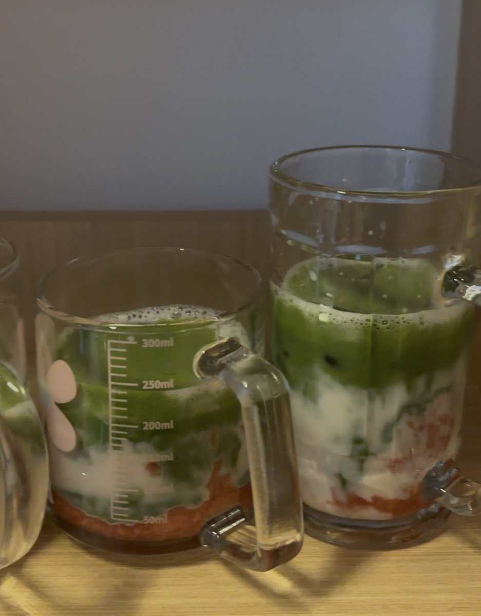 jujur menurut aku dengan harga segini, matcha nya enak banget guys🫶🏻🫶🏻 aku sering bikin sama temen temen aku di china sini kaya di gambar kanan, apalagi pake oatly + strawberry jam😍😍 kalian boleh cek review review di tiktok atau beberapa app review china deehh 👏🏻👏🏻