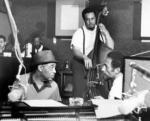 LuizSantosMusic's tweet image. The photograph is from the recording session of the album Money Jungle (1962) featuring Duke Ellington, Charles Mingus and producer Alan Douglas 
#jazz #art #jazzhistory #jazzlegends