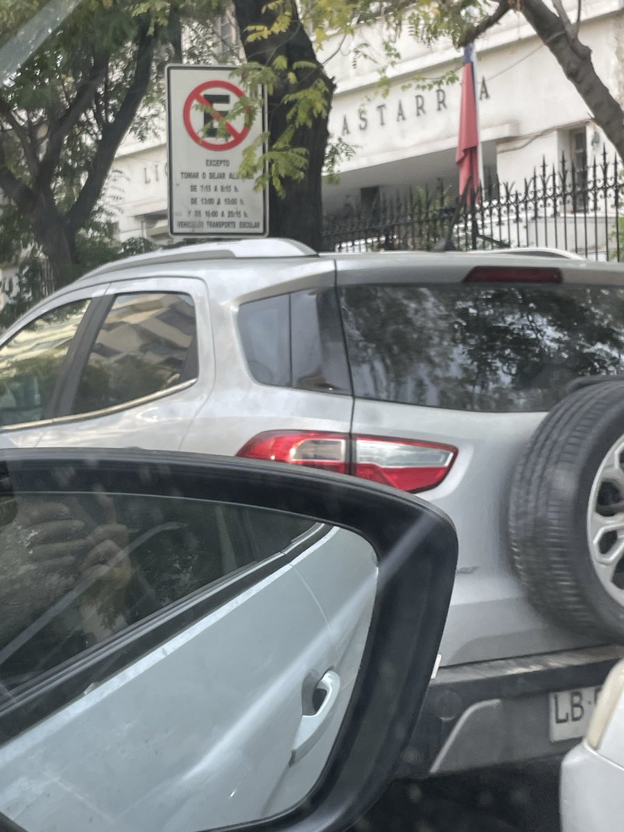 rovalleco's tweet photo. @Muni_provi @biobio @meganoticiascl Miguel Claro entre Eliodoro Yáñez y Providencia, pese a tener más de 4 señaléticas con “No estacionar”, no se respetan y la congestión y los autos que quedan tapando el cruce con Eliodoro es de todos los días y a toda hora. https://t.co/y0YByVNSQ2