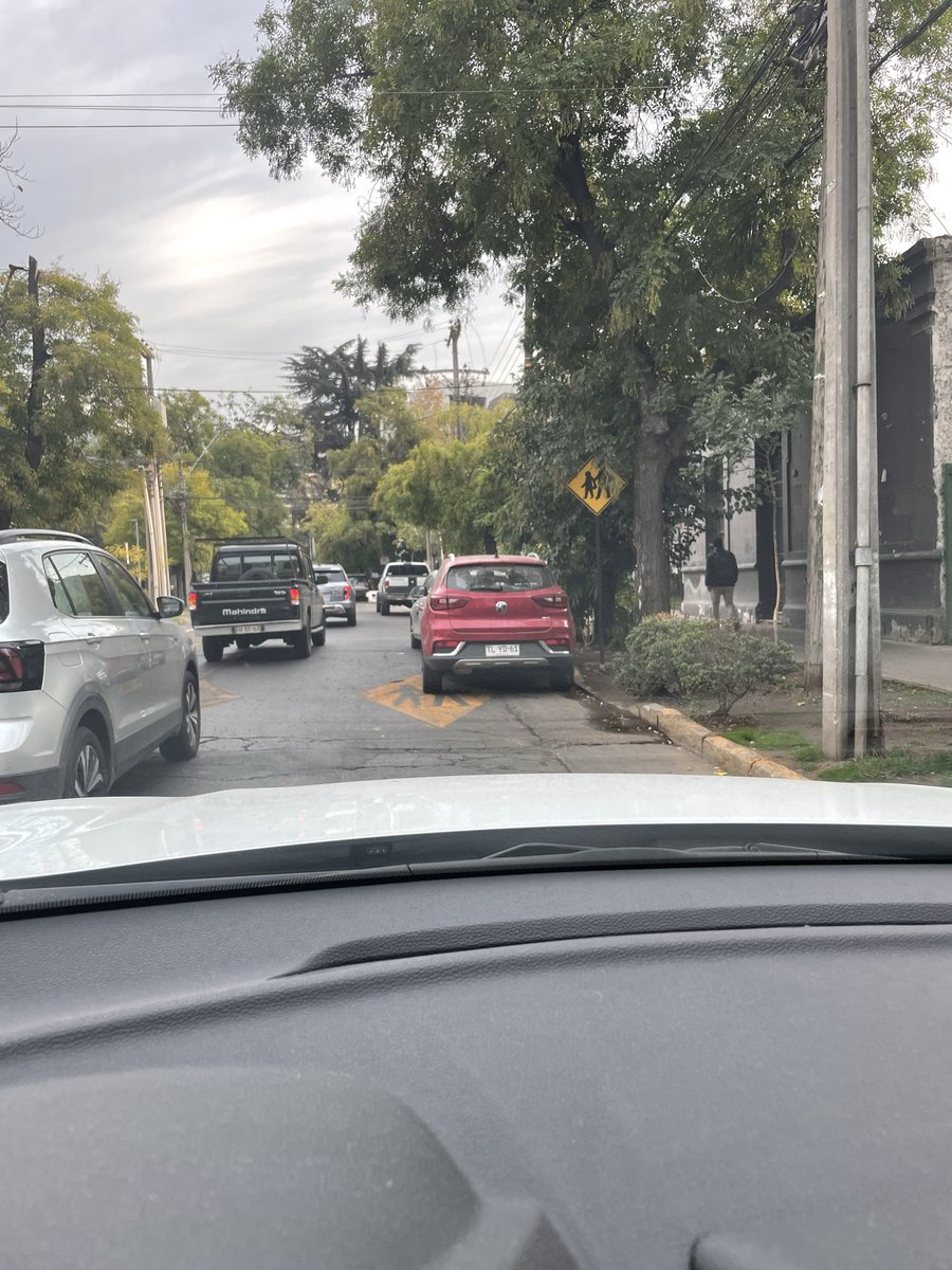rovalleco's tweet photo. @Muni_provi @biobio @meganoticiascl Miguel Claro entre Eliodoro Yáñez y Providencia, pese a tener más de 4 señaléticas con “No estacionar”, no se respetan y la congestión y los autos que quedan tapando el cruce con Eliodoro es de todos los días y a toda hora. https://t.co/y0YByVNSQ2