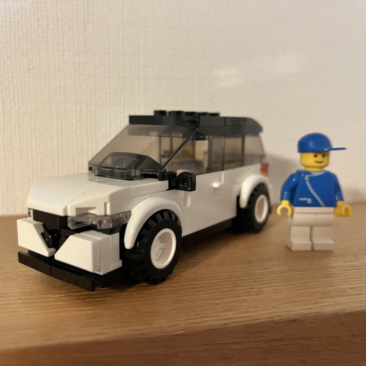 danchiing's tweet photo. レゴで 日産 ノート e-POWER をつくりました！ 最近のタイプでフロントのV字型のグリルを再現してみました。少し大きめなのでミニフィグも2体乗せられます。 #4wlc #lego #noteepower https://t.co/XNf0Lwp4Wm