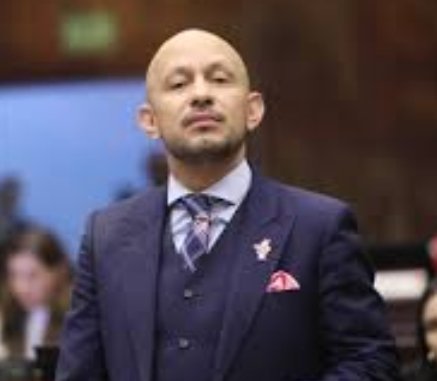 Ellos deberían ser candidatos alcalde de Quito. Sería interesante su participación. Formato de elección debe cambiar. Muchos candidatos hace que el peor llegue. Debe haber segunda vuelta. Para que haya legalidad y legitimidad. Así no llegará alguien con menos del 30% del padrón.