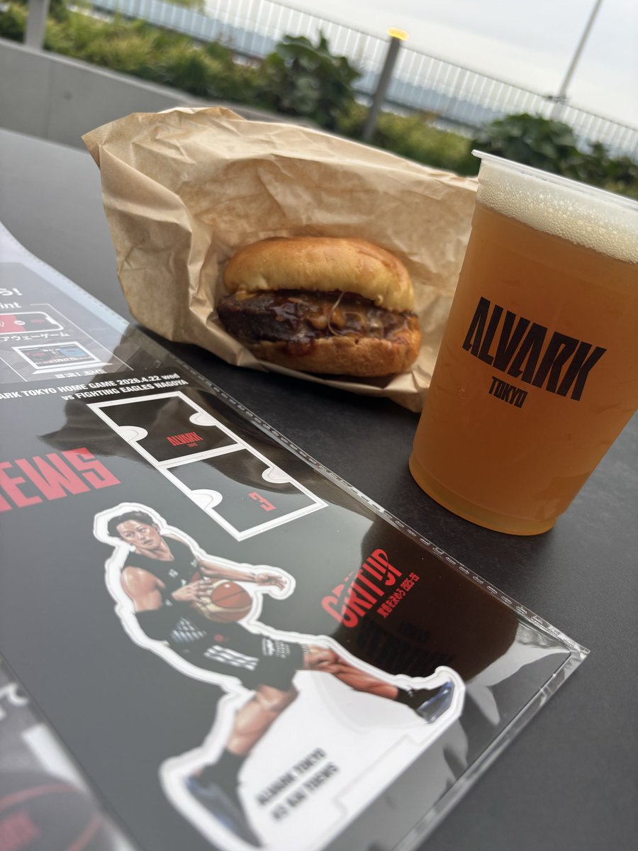 oyachan08's tweet photo. 今日のアルバルクグルメはエーズバーガーとアルバルクビール😃
皆様ガチでとCSホームを願っているのを聞いて、自分のヌルいテンションを本当にごめんなさい😌 https://t.co/LjWk18FKkh