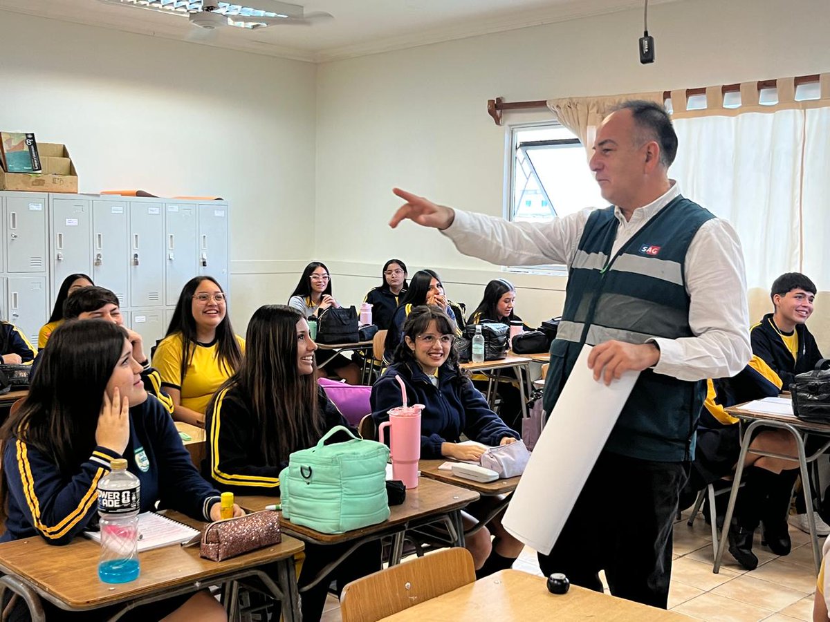 sagchile's tweet photo. Impulsando charlas educativas con enfoque de género, @sagchile #Antofagasta dio inicio a una valiosa iniciativa dirigida a estudiantes de 3° y 4° medio, para acercarlos al quehacer del SAG y su rol fundamental en el control fronterizo. Estuvimos en el #ColegioSanAgustín https://t.co/YW5h6uHlWq