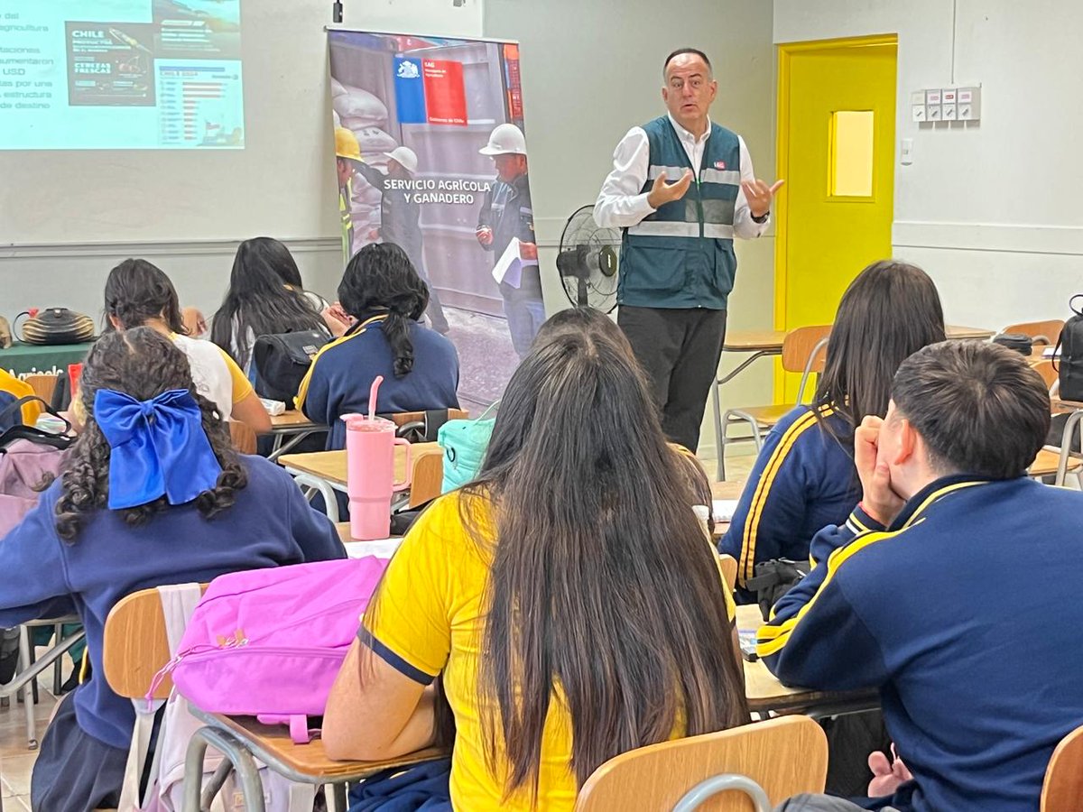 sagchile's tweet photo. Impulsando charlas educativas con enfoque de género, @sagchile #Antofagasta dio inicio a una valiosa iniciativa dirigida a estudiantes de 3° y 4° medio, para acercarlos al quehacer del SAG y su rol fundamental en el control fronterizo. Estuvimos en el #ColegioSanAgustín https://t.co/YW5h6uHlWq