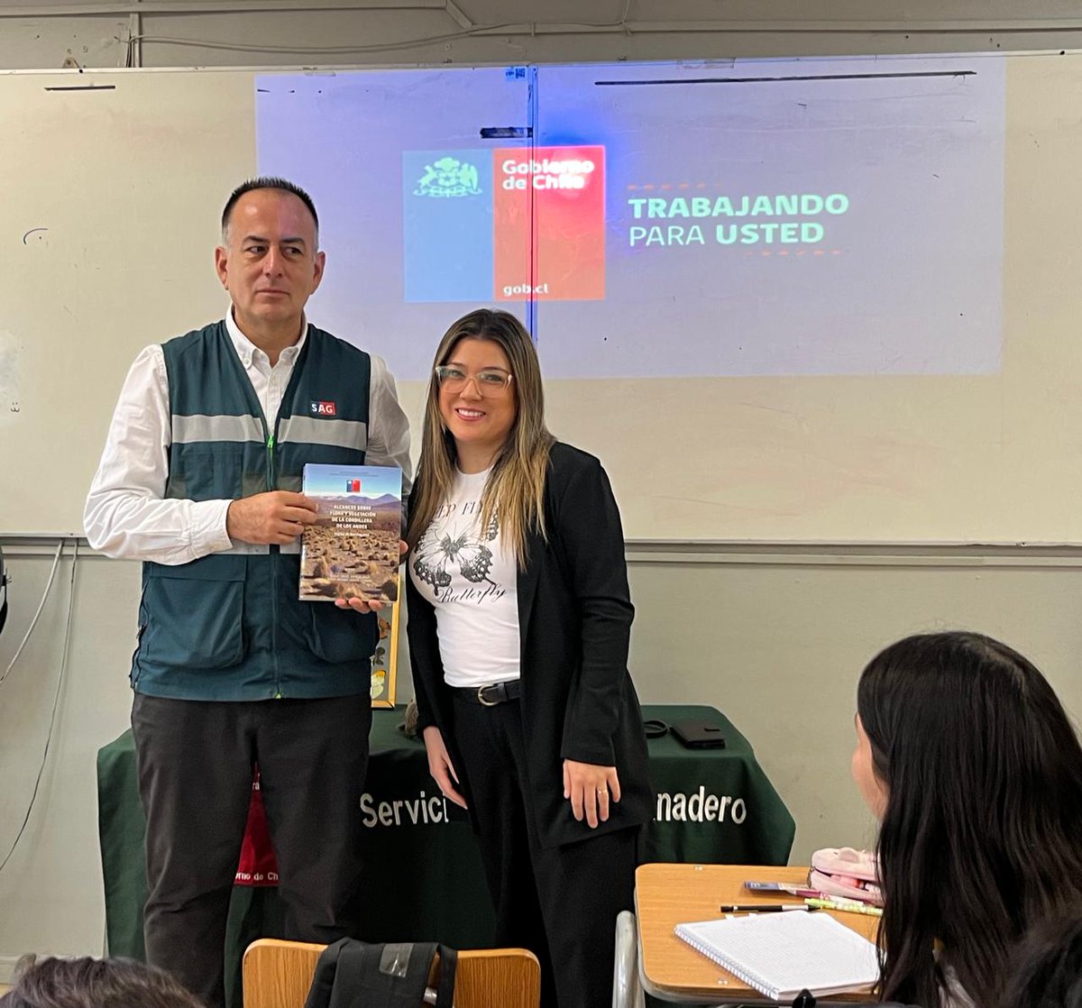 sagchile's tweet photo. Impulsando charlas educativas con enfoque de género, @sagchile #Antofagasta dio inicio a una valiosa iniciativa dirigida a estudiantes de 3° y 4° medio, para acercarlos al quehacer del SAG y su rol fundamental en el control fronterizo. Estuvimos en el #ColegioSanAgustín https://t.co/YW5h6uHlWq