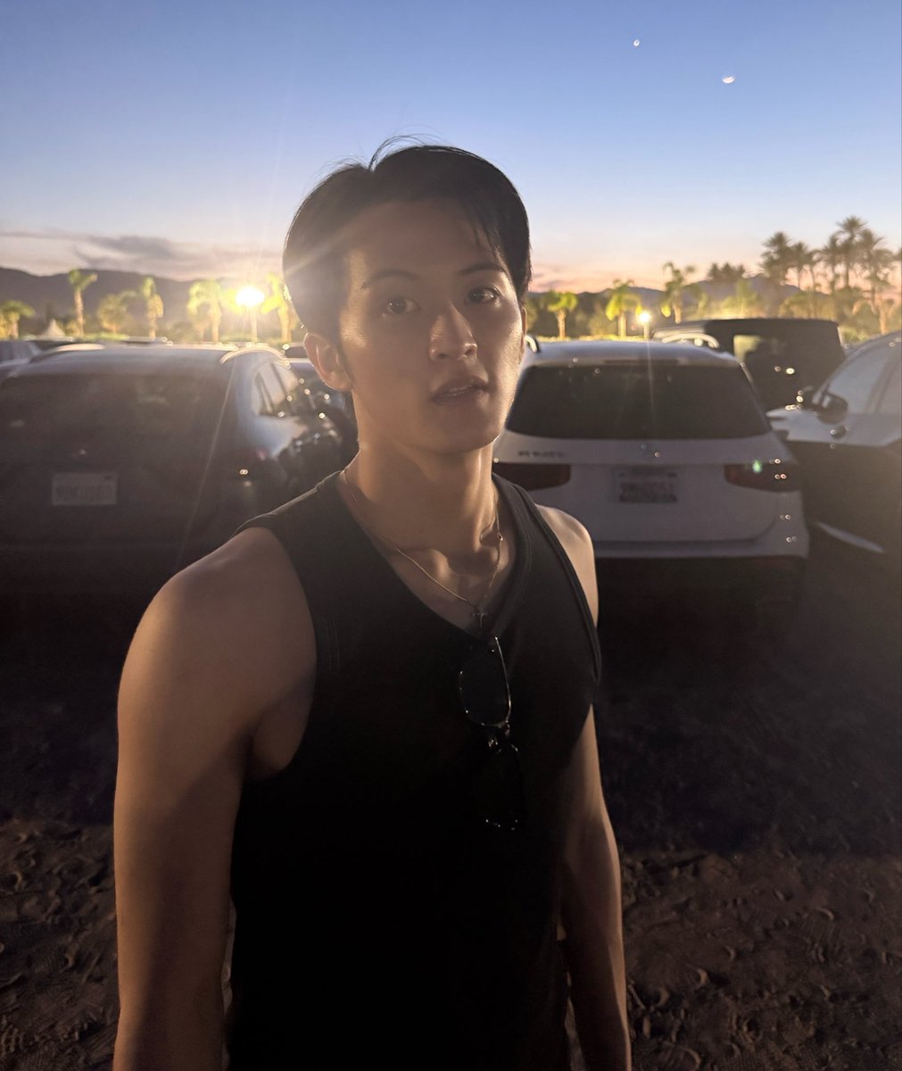 เหมือนไปเมกาแล้วพกแต่เสื้อสีดำไปใส่ แต่นี่ก็คือสไตล์การแต่งตัวที่เค้าชอบแต่งจริงๆแหละ เท้าเหยียบเมกาแล้วร่างพี่ฝรั่งประทับร่างทันที