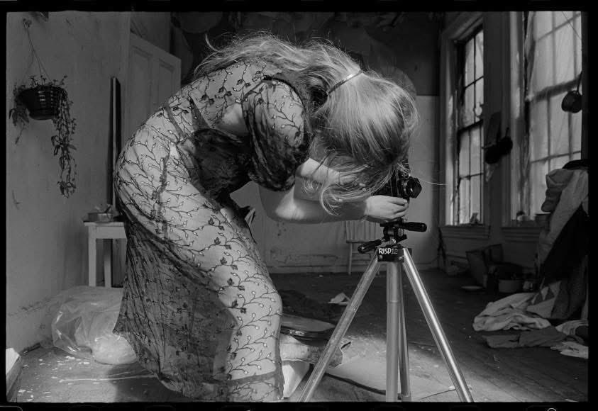 emmanu_elle_'s tweet photo. Francesca Woodman https://t.co/GZJKvfSGBT
