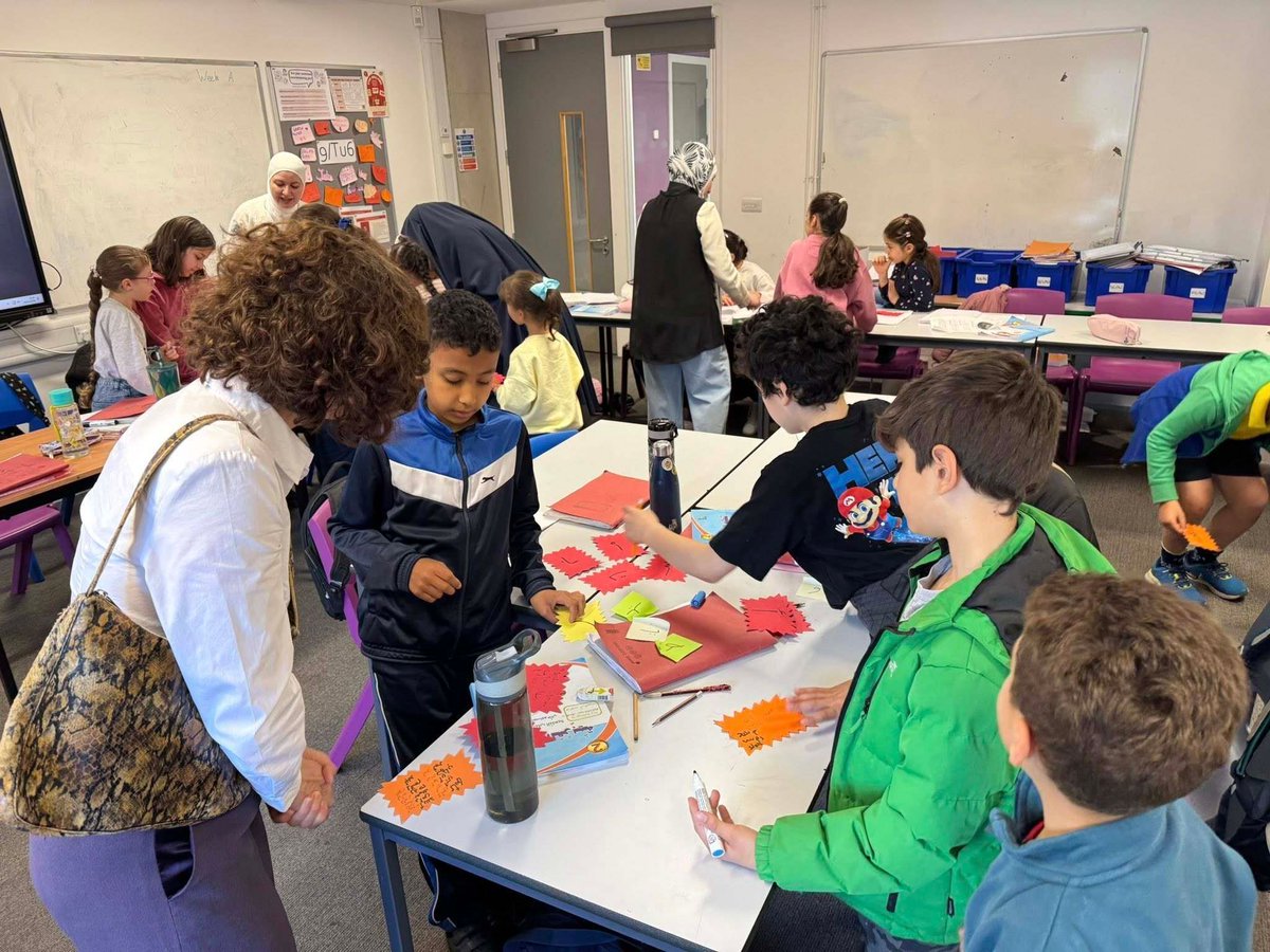 AnnelieseDodds's tweet photo. It was lovely visiting Al-Sham Academy Cultural Club at Cheney School, meeting learners taking part in a range of activities. 

The children from many different backgrounds learn together at the club, building their confidence in a supportive environment.

Well done to everyone! https://t.co/fLK2ykmDcX