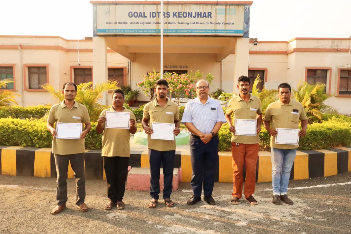 OSRTC_Odisha's tweet image. 3 days residential refresher training for OSRTC drivers are being conducted at 4 HMV DTI under "Suvahak" scheme across the state. 
The training focused on defensive driving skills and updating technical innovations in HMV's.
#RoadSafety #SafeTravel
@CTOdisha @STAOdisha