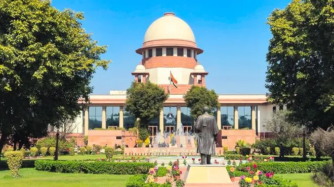 airnewsalerts's tweet image. The #SupremeCourt made strong observations over the alleged interference by West Bengal Chief Minister #MamataBanerjee during an Enforcement Directorate (ED) investigation in Kolkata. 

The Court warned that democracy would be in peril if a sitting Chief Minister intervenes in an
