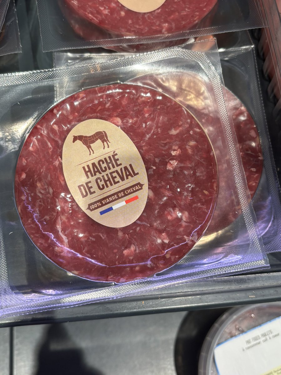 anna_tralala86's tweet image. Je sais pas si je suis dans le « juste » mais y’a que moi qui suis choquée de voir des steaks de cheval vendus chez Fresh ? Ça existe encore ? Je suis pas végétarienne et je diminue la viande. Mais du cheval ? Vraiment ? #fresh #france #peta #jeremstar #cheval