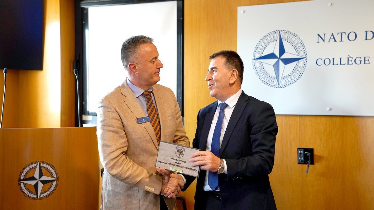 NATO_DefCollege's tweet image. 🤝The NDC welcomed a delegation from the 🇦🇱 Defense and Security College.

🎓 Beyond a tour of the premises, the discussions underscored the NDC’s mission &amp;amp; activities as @NATO's premier strategic-level institution, preparing future military and civilian #leaders.

#WeAreNATO