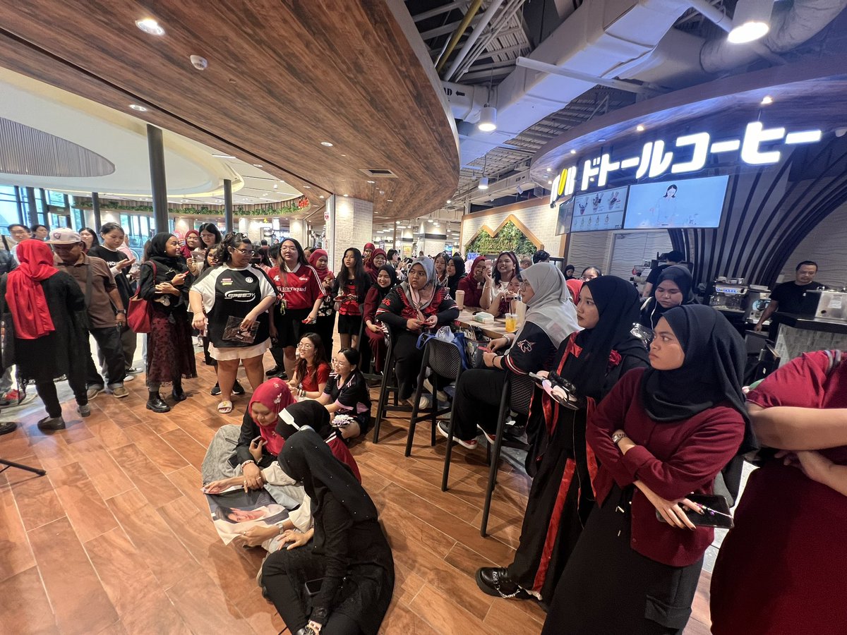 EverBP__'s tweet photo. #RevampCelebrationInMY 
This was one of the events we worked on, and it was truly an amazing experience 🫶
so happy we could make it happen for Bounprem and Revamp fans in MY
Thank you to everyone who came &amp; supported us, more events coming soon… stay tuned 👀
#BounPrem #EverBP https://t.co/Lv5zZ3lfVv