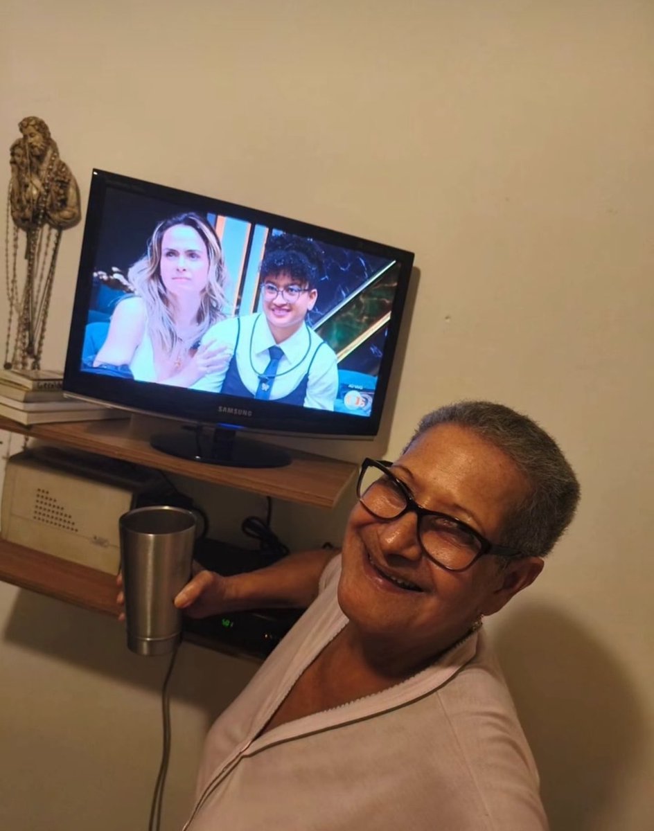 A Ana Paula é muito carismática. Sinto muito por quem não sabe apreciar a desenvoltura da loirinha.