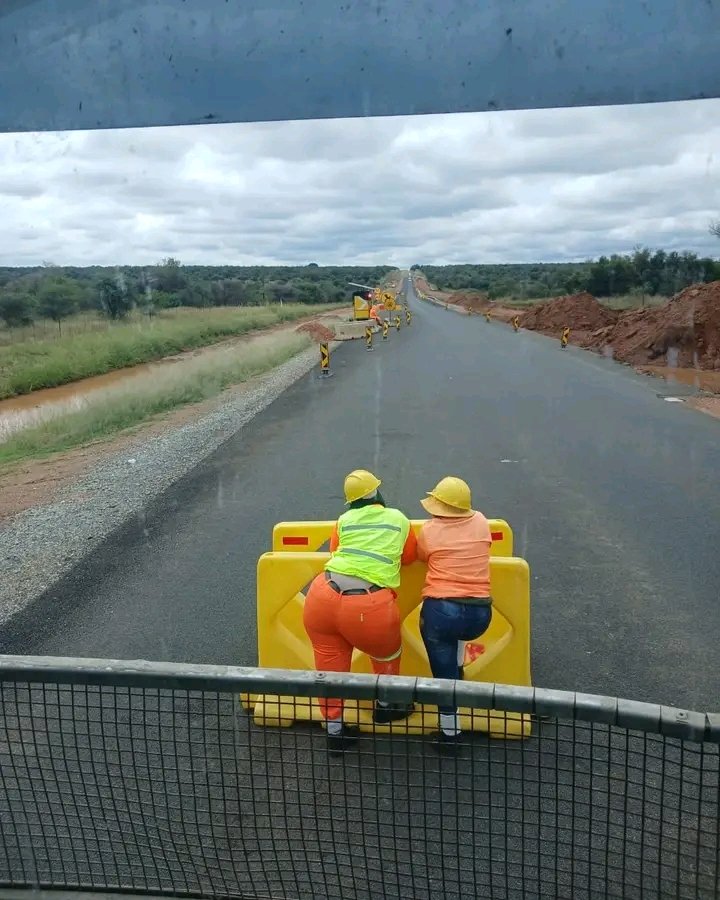 Djtshomisto_94's tweet image. I'm in the land of honey 😋😋 @lekoloanemanam2 @esomolekae @AntonyNgele.@__T_touch.@DisaRoboro.@KhomotsoLesiba.@ Choose large or Medium driver #Yummy 😋😋